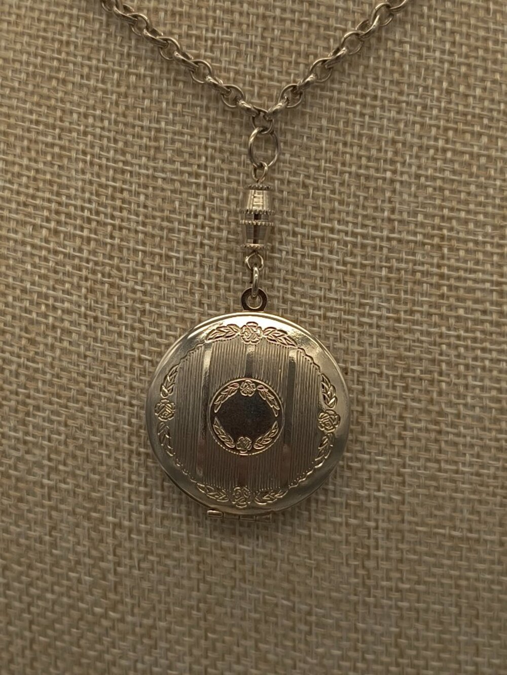 Vintage Sarah Coventry Gold Tone Locket Pendant Keepsake Necklace